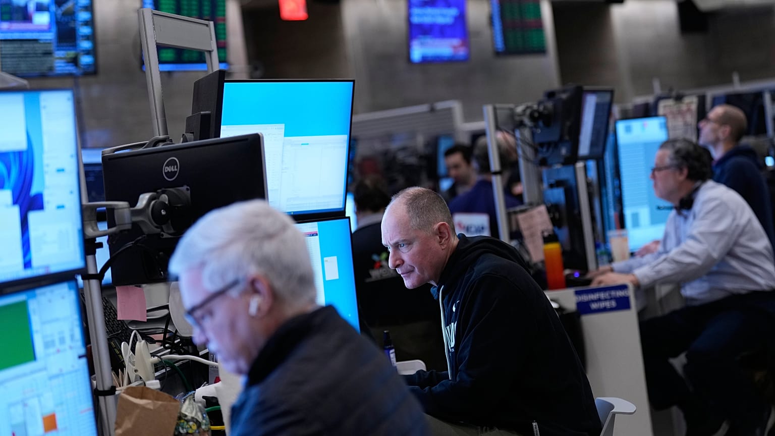 Traders work on the floor at the New York Stock Exchange in New York. 9 Jan. 2026.