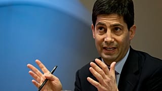 FI:E. Kevin Warsh, speaking to the media about his report on transparency at the Bank of England, in London. 11 Dec. 2014.